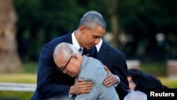 Барак Обама в ходе визита в Хиросиму встретился с пережившими атомную бомбардировку гражданами Японии, 27 мая 2016 года. 