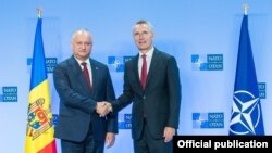 Președintele moldovean Igor Dodon dând mâna cu secretarul general NATO Jens Stoltenberg. Bruxelles, 4 septembrie 2019