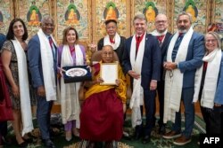 Această fotografie realizată și publicată la 19 iunie 2024 de site-ul oficial al lui Dalai Lama arată un grup de parlamentari americani de rang înalt, inclusiv fosta președintă a Camerei Reprezentanților, Nancy Pelosi, pozând cu liderul spiritual tibetan Dalai Lama