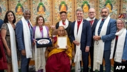 Az amerikai kongresszusi delegáció a dalai lámával Dharamszalában 2024. június 19-én