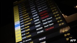 Panoul de sosiri de pe aeroportul din Manchester arată multe zboruri anulate sau întârziate din cauza vântului puternic cauzat de furtuna Isha. 21 ianuarie 2024.