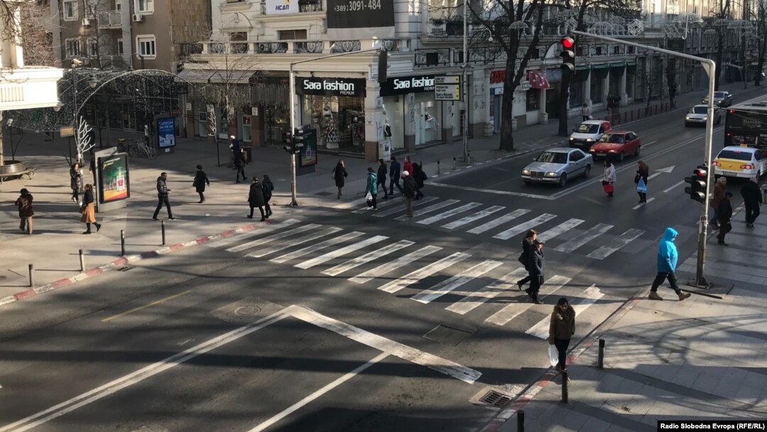 Пешаци на улицата која се протега на автобуската станица Рекорд 