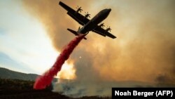 Самолет тушит пожар в Калифорнии. Иллюстративное фото.