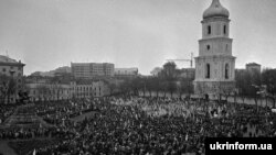 Мітинг на площі Богдана Хмельницького (сьогодні Софійський майдан) в Києві з нагоди святкування історичного Акту Соборності. 21 січня 1990 року