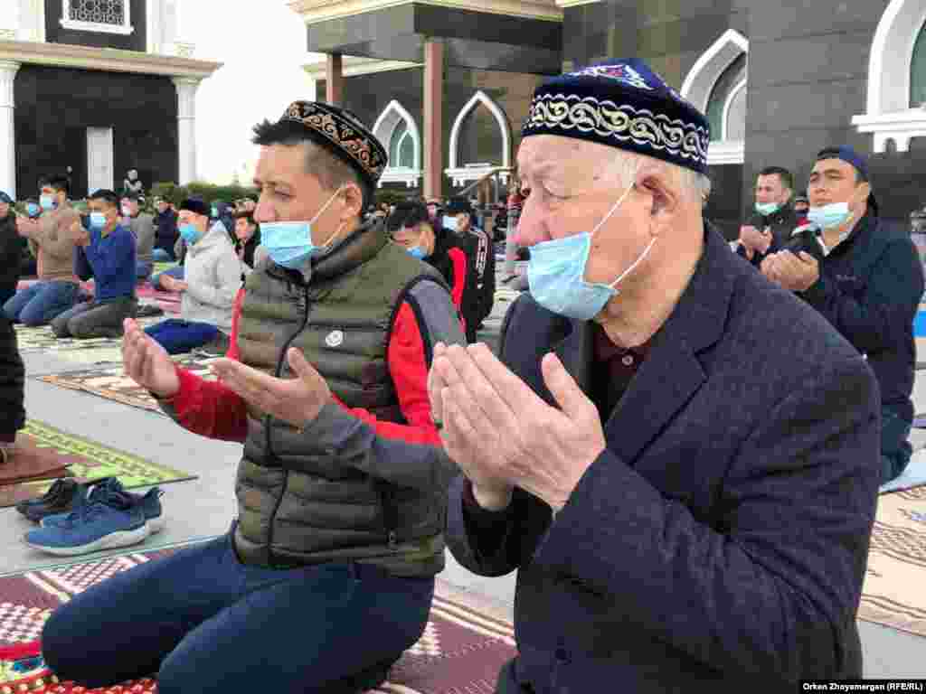 Разрешая собираться во время карантинных ограничений во дворах мечетей, ДУМК призвало казахстанцев соблюдать санитарные нормы, дистанцию и не снимать маски во время ритуала.&nbsp;