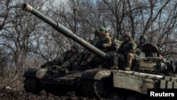 Украински военни на фронтовата линия в Бахмут
