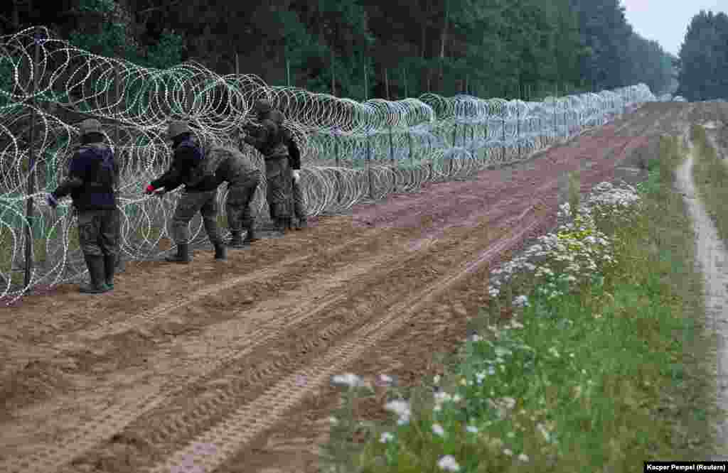 A lengyel hadsereg kerítést épít a belarusz&ndash;lengyel határon 2021. augusztus 26-án