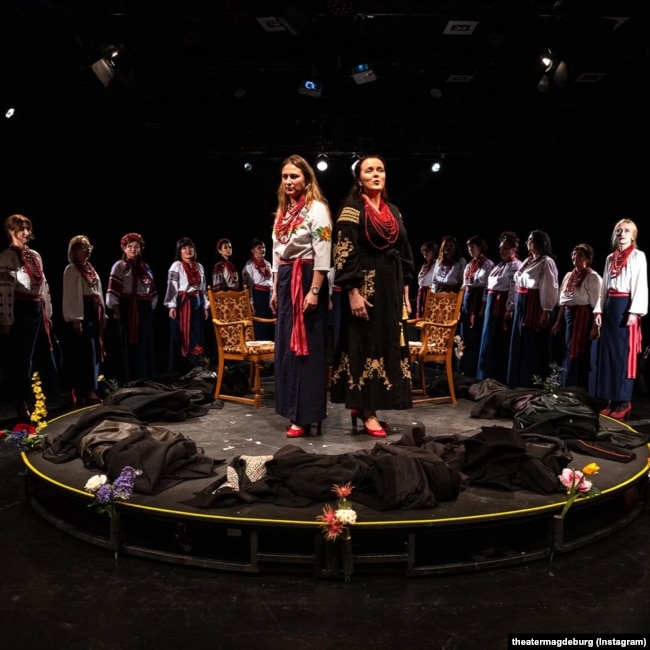 Виступ хору під час вистави