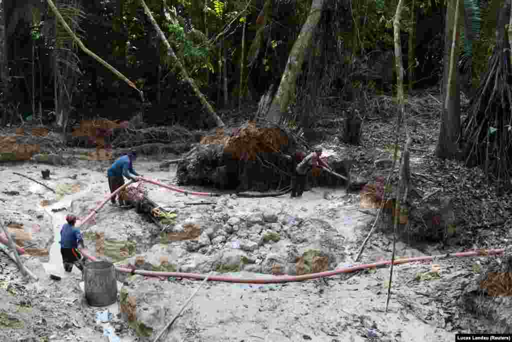 Illegális aranybányászok dolgoznak egy természetvédelmi területen az Amazonasban 2021. szeptember 3-án