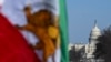 Steagul iranian cu simbolul opoziției lângă Capitoliul SUA, în timpul unui marș organizat de membrii comunității americano-iraniene din Washington, pe 14 februarie 2026.