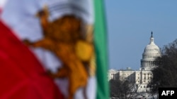 Steagul iranian cu simbolul opoziției lângă Capitoliul SUA, în timpul unui marș organizat de membrii comunității americano-iraniene din Washington, pe 14 februarie 2026.