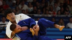 Akil Gjakova i Kosovës mposhtet nga Soichi Hashimoto i Japonisë në luftën e drejtpërdrejtë për medaljen e bronztë në Lojërat Olimpike Parisi 2024, Francë, 29 korrik 2024.