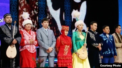 Порно сұлулықты үлкен әтештері бар үш қара жігіт трахает етеді.