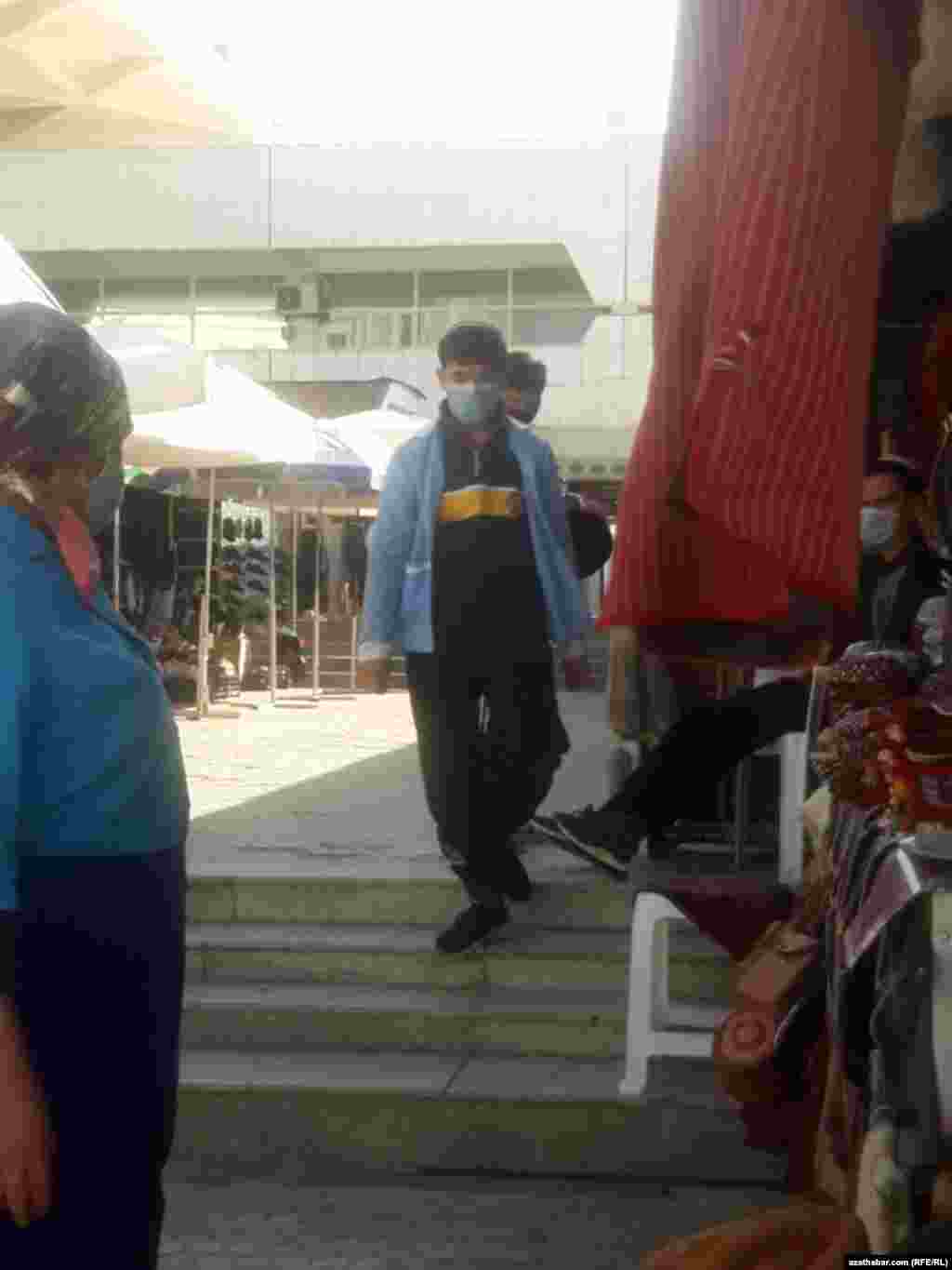 Bazara adamlar diňe söwda etmek üçin däl, käte keýpine hem gelýärler.