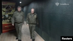 Президент РФ Володимир Путін та начальник Генштабу ЗС РФ Валерій Герасимов на командному пункті угруповання російських військ «Захід» (локація невідома), скріншот із відео, оприлюдненого Кремлем 20 листопада 2025 року