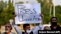 پاکستانیو خبریالانو وخت په وخت د مظاهرو په ترڅ کې له حکومته د خوندیتوب غوښتنه کړې ده: انځور پخوانی دی