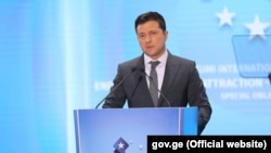 Президент України Володимир Зеленський говорить на відкритті Батумської міжнародної конференції під час робочого візиту до Грузії 19 червня 2021 року