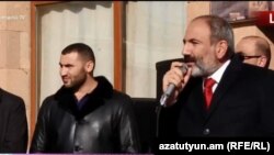И. о. премьер-министра Армении Никол Пашинян выступает на площади в городе Мартуни Гегаркуникской области, 19 ноября 2018 г.