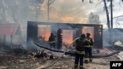 Рятувальники ДСНС гасять пожежу після російської атаки у Херсоні, Україна, 21 квітня 2024 року. Фото ілюстративне 