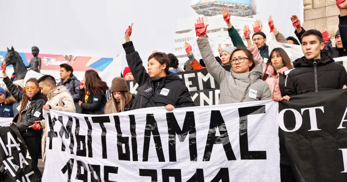 Клит пен кисканы сипалап жатқан XXX фотосы Пенисаға мастурбация енгізу