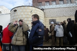 Сваякі затрыманых пратэстоўцаў стаяць у чарзе каля ізалятара на завулку Акрэсьціна ў Менску, сакавік 2006 года