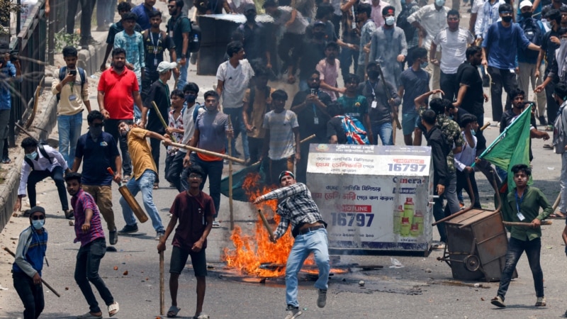 Педесет загинати во студентските протести во Бангладеш