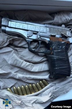 На одной из опубликованных фотографий виден пистолет с нанесёнными на него грузинскими буквами