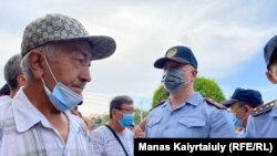 Полицейлер Балуан Шолақ атындағы спорт сарайы маңында наразылыққа келгендердің жолын бөгеп тұр. Алматы, 6 шілде 2021 жыл.