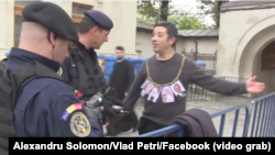 Alexandru Solomon interpelat de poliție la București, 26 octombrie 2017.