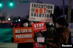 Aktivisti protiv smrtne kazne demonstriraju zbog smaknuća Lise Montgomery koja je prva žena u gotovo 70 godina osuđena na federalnom sudu na smrtnu kaznu, savezna država Indiana januar 2021.