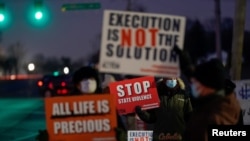 Aktivisti koji se protive smrtnoj kazni u znak protesta zbog pogubljenja Lise Montgomery ispred Kazneno-popravnog zavoda Sjedinjenih Država u Terre Haute, Indiana, SAD, 12. januara