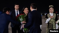 Саида Мирзиёева, духтари калонии раисҷумҳури Узбекистон Шавкат Мирзиёев ва ҳамзамон раҳбари дастгоҳи иҷроияи президент дар ин кишвар, Марко Рубиоро дар Фурудгоҳи Самарқанд пешвоз гирифт