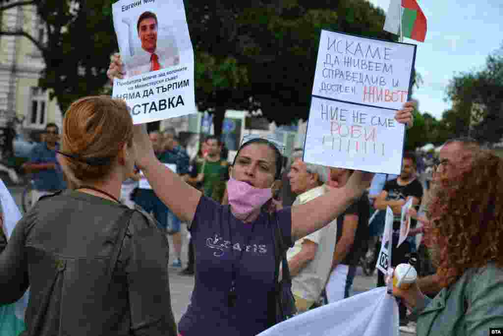 Протестиращите в Русе издигнаха и плакати срещу полицейското насилие. Повод бяха кадрите на полицаи, които влачат и удрят протестиращи и информацията, че двама протестиращи са приети в болница със сериозни травми.