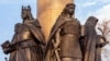 Статуя волинського князя Володимира Васильковича (1249–1288), який відновив після татарської навали місто Берестя (сучасний Брест Білорусі), на пам’ятнику «Тисячоліття Берестя», що символізує тяглість історичної традиції на Берестейщині. В руках князя – макет берестейської вежі
