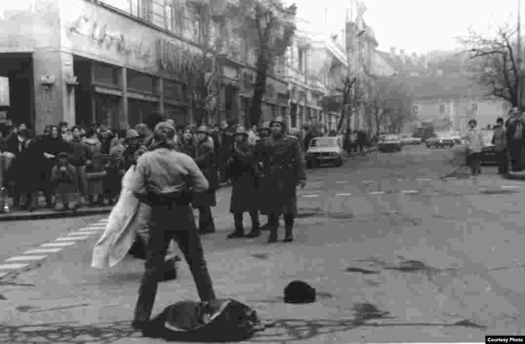 Cluj, 21 decembrie 1989. În momentul în care discursul lui Nicolae Ceaușescu a fost întrerupt în transmisiunea TVR, toată țara a înțeles că Bucureștiul a început să se solidarizeze cu Timișoara. La Cluj, s-au format lungi coloane de manifestanți care s-au îndreptat spre centrul orașului, spre Catedrală. Aici însă au fost întâmpinați de mai multe dispozitive militare.&nbsp;