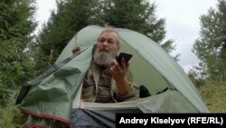 Андрей Шарашкин в палатката си близо до Велики Новгород. Кадър от филм на Андрей Кисельов.