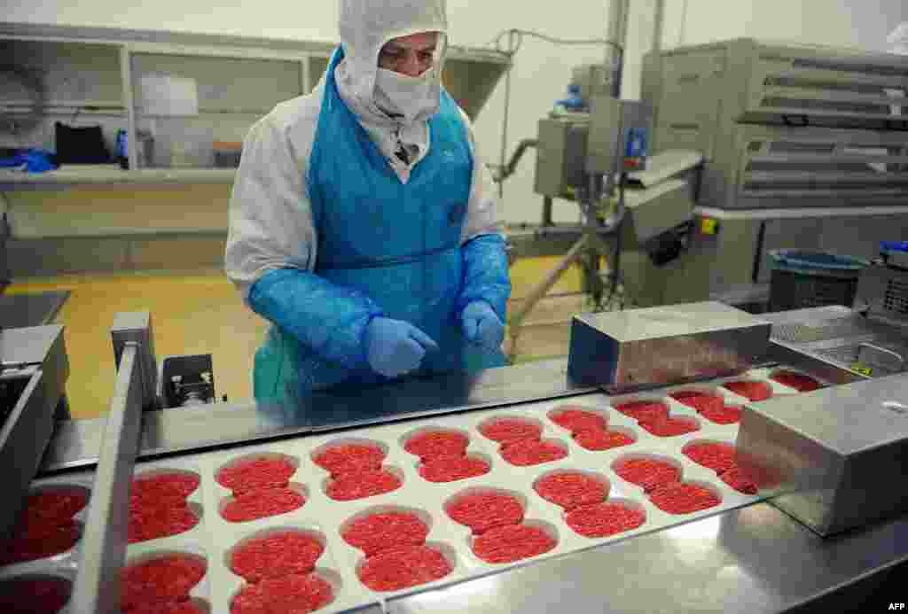 Fransada ət istehsalı fabrikinin işçisi 