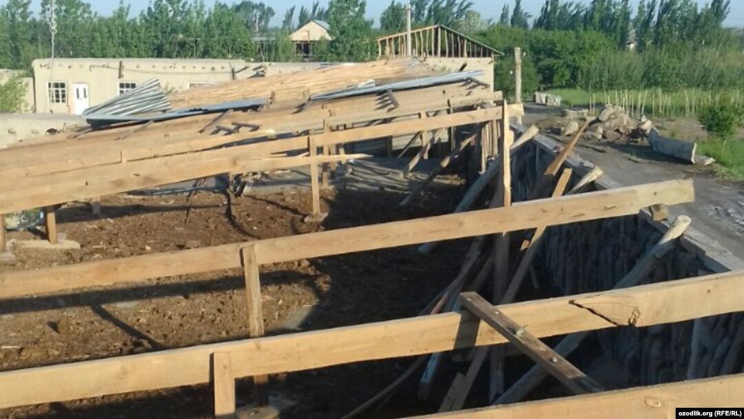 Мамлакат Маҳмудова уйининг шамол учириб кетган томи.