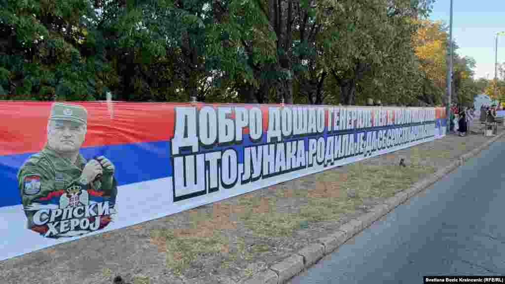 Transparent ispred crkve u Beogradu kojoj je kovčeg sa tijelom Ratka Mladića.