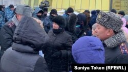 Сотрудники полиции и протестующие у башен Дома министерств в Нур-Султане, 17 февраля 2020 года.