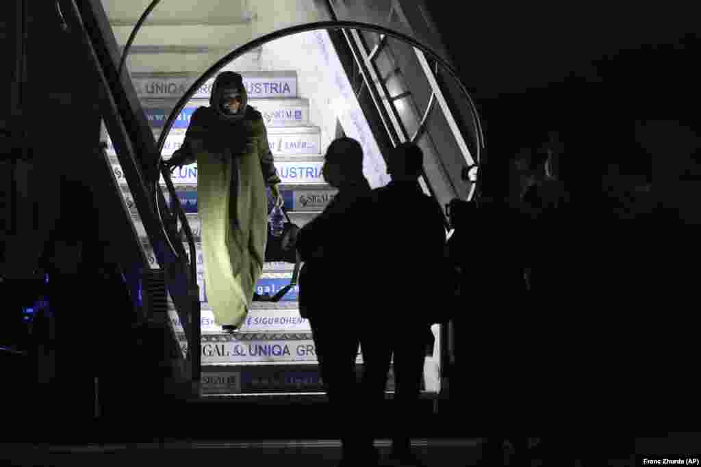 Dolazak afganistanskih izbjeglica na aerodrom u Tiranu.