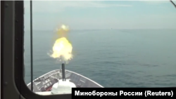 Катер берегової оборони Росії здійснює артилерійський залп нібито у бік британського есмінця HMS Defender