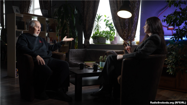 «Переконати в чомусь неможливо. Там люди заходять вже емоційно заангажовані або на позитив щодо України, або на негатив щодо України», – Віталій Дрібниця