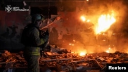 Пожарный работает на месте удара в Полтаве, Украина, 24 марта 2026 года