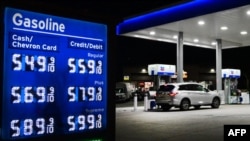 Prețuri ridicate ale benzinei la o benzinărie Chevron din Los Angeles pe 9 martie 2026.