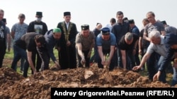 Mekdebe edilen hüjümde heläk bolanlaryň jynazasy okalýar. 