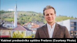 Šćiprim Arifi u intervjuu za Radio Slobodna Evropa (RSE) ocenjuje da se Albancima oduzima pravo da budu legitimni građani Srbije i dodaje da se time briše njihova istorija.