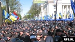 Депутатлар Россия-Украина келишувини муҳокама қилаëтган айни пайтда парламент биноси мухолифат тарафдорлари томонидан қуршаб олинди