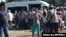 Жители города Арыси перед отправкой домой вблизи пункта эвакуации. Шымкент, 28 июня 2019 года.
