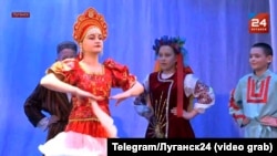 Дівчинка в українському костюмі на сцені фестивалю для дітей з обмеженими можливостями в Луганську